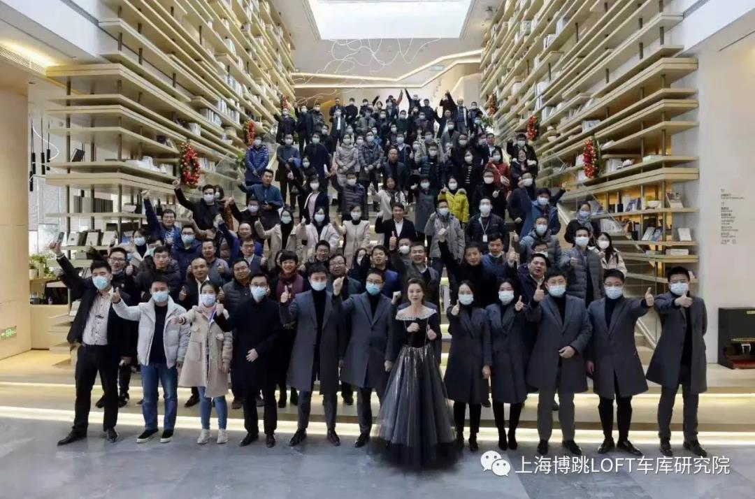 石河子全国一百多人在华侨城汉口道6号参观研讨LOFT专利车库技术！